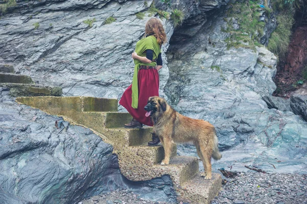 Mladá Žena Dítětem Šátku Chodí Nahoru Některé Kroky Venku Svým — Stock fotografie
