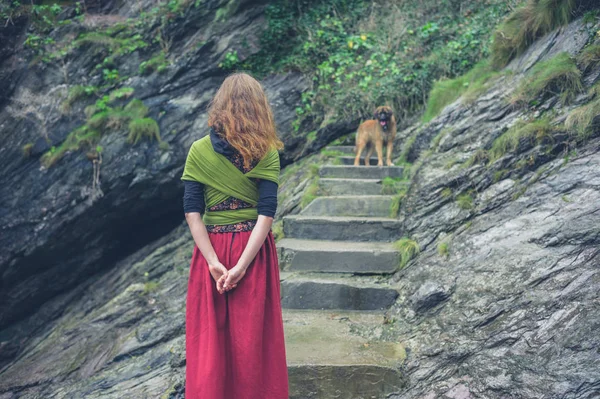 Mladá Žena Sleduje Některé Kroky Venku Přírodě Svým Psem — Stock fotografie