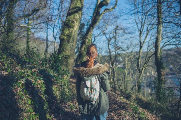 一个年轻的女人在森林里散步 — 图库照片