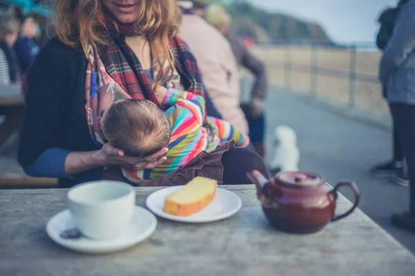 Μια Νεαρή Μητέρα Είναι Θηλάζει Μωρό Της Ένα Καφενείο Έξω — Φωτογραφία Αρχείου
