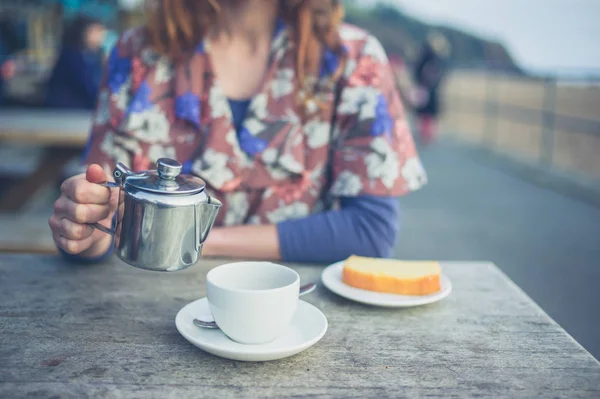 Young Womamn Eating Cake Pouring Tea Beach — Stock Photo, Image