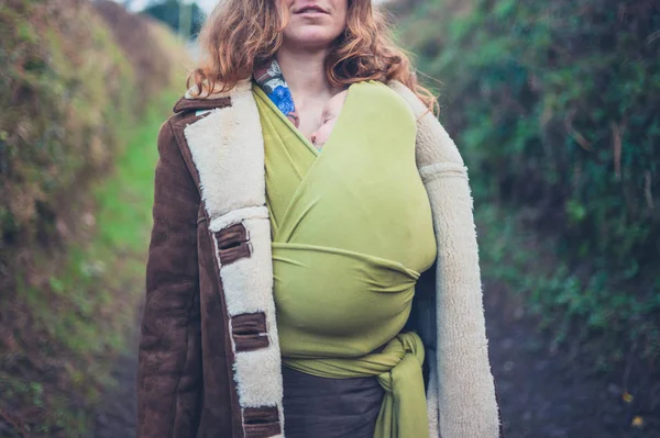 Young Woman Standing Countryside Her Baby Sling — Stock Photo, Image