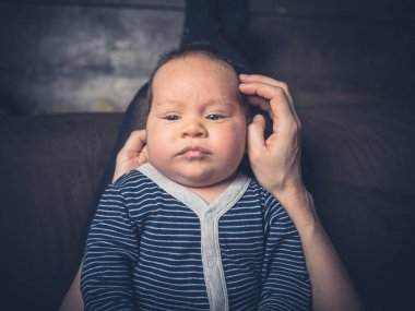 Üzgün küçük bebek huysuz deri ile
