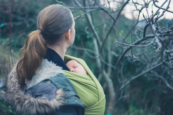 Mulher com bebê na natureza — Fotografia de Stock