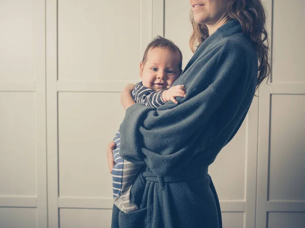 Madre sosteniendo bebé —  Fotos de Stock