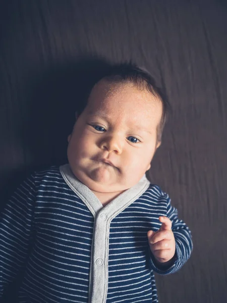 Lilla bebis med fingret upp — Stockfoto