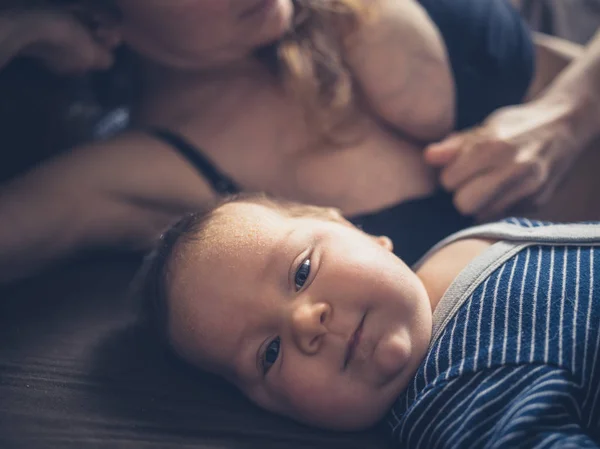 Χαριτωμένο μωρό στο κρεβάτι με τη μητέρα του — Φωτογραφία Αρχείου