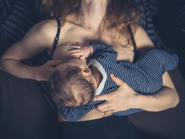 Lactancia materna en la cama —  Fotos de Stock