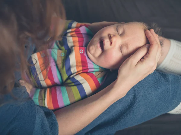 Moeder bedrijf vermoeide baby — Stockfoto