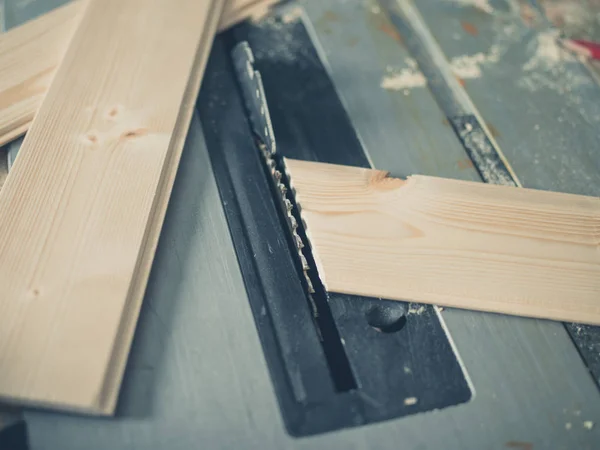 Hout op een tafel zag — Stockfoto