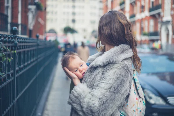 Mãe com bebê na cidade — Fotografia de Stock