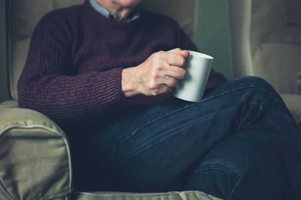 お茶のマグと年配の男性 — ストック写真