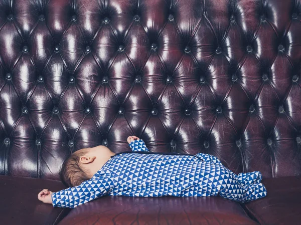 Bebé durmiendo en un sofá de cuero —  Fotos de Stock
