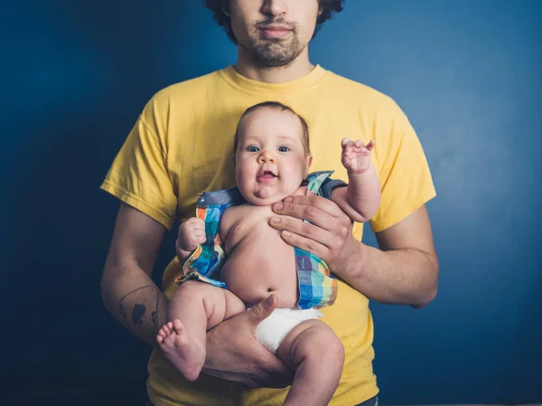 Jovem pai com bebê feliz — Fotografia de Stock