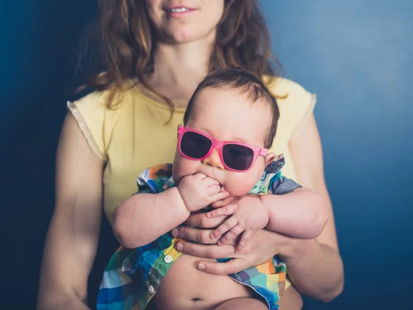 Madre con un bebé fresco —  Fotos de Stock