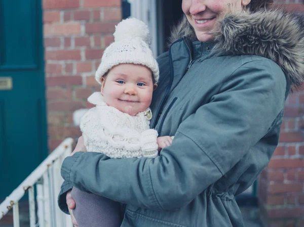 Anne ile bebek evin kışın dışında — Stok fotoğraf