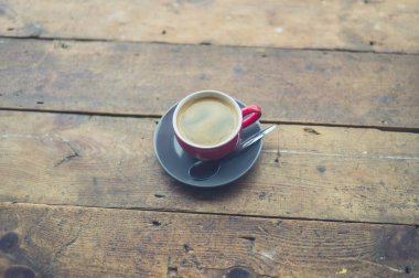 Tahta bir masada bir fincan kahve.