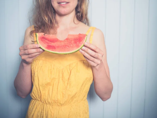 Eine Junge Frau Einem Gelben Kleid Isst Wassermelone — Stockfoto