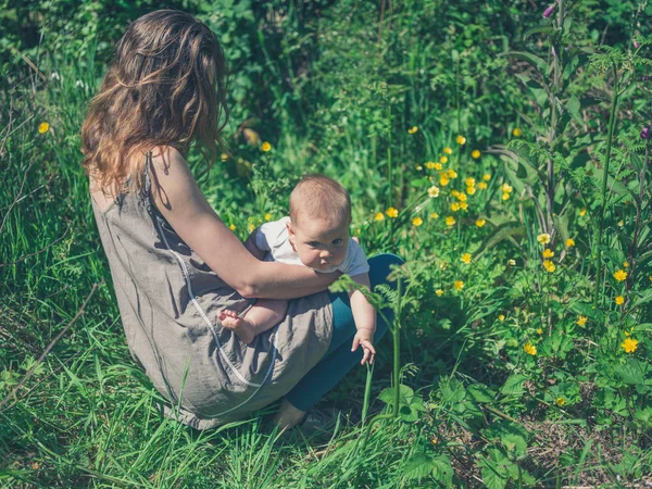 Una Joven Madre Está Sentada Prado Con Bebé — Foto de Stock