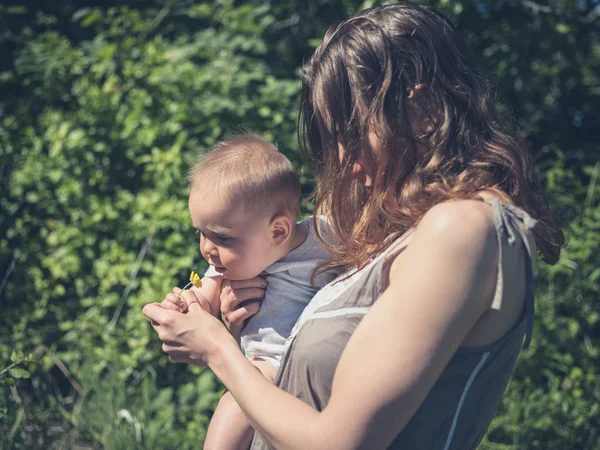 Uma Jovem Mãe Está Natureza Com Seu Bebê Dia Verão — Fotografia de Stock