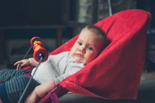 Malé Dítě Sedí Skákací Židli Okna — Stock fotografie