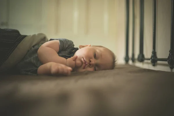 Bebé Está Durmiendo Una Cama — Foto de Stock