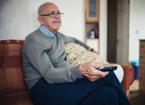 Uomo Anziano Seduto Casa Divano Sta Guardando Televisione — Foto Stock