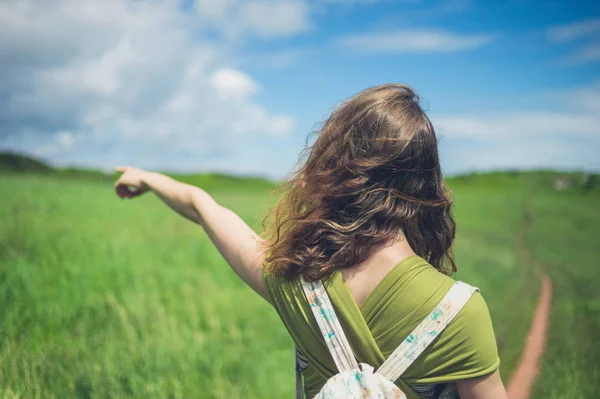 Een Jonge Vrouw Loopt Natuur Wijst Iets Verte — Stockfoto