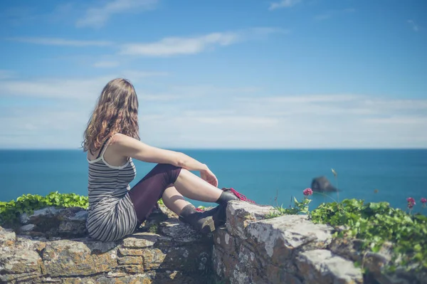 Genç Bir Kadın Bir Yaz Gününde Rahatlatıcı Deniz Bir Duvara — Stok fotoğraf