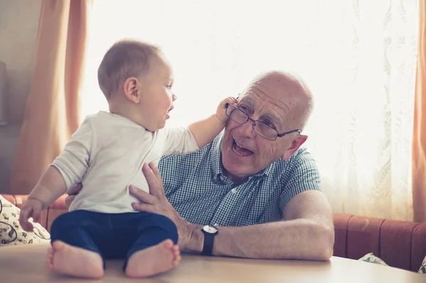 Dede Gözlüklerini Kapma Küçük Bir Bebek Ile Oynuyor — Stok fotoğraf