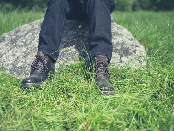 Ноги Человека Сидящего Скале Природе — стоковое фото