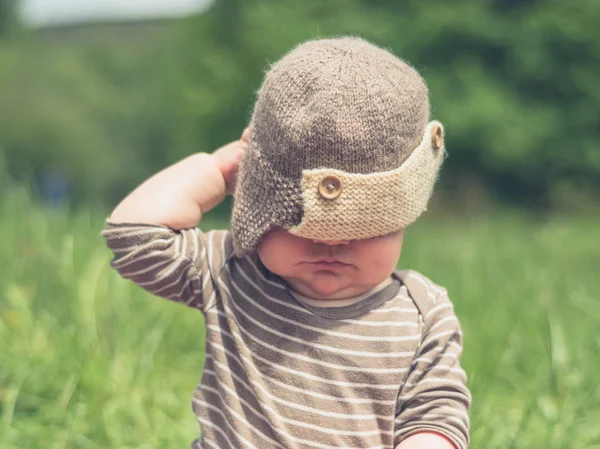 Piccolo Bambino Carino Seduto Fuori Nella Natura Indossa Cappello — Foto Stock