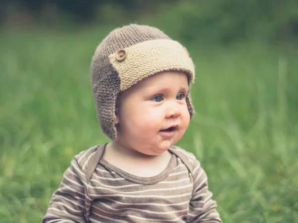 Piccolo Bambino Carino Seduto Fuori Nella Natura Indossa Cappello — Foto Stock