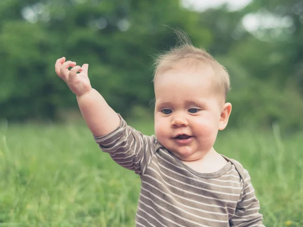 Piccolo Bambino Carino Seduto Nella Natura Sta Facendo Gesto Con — Foto Stock