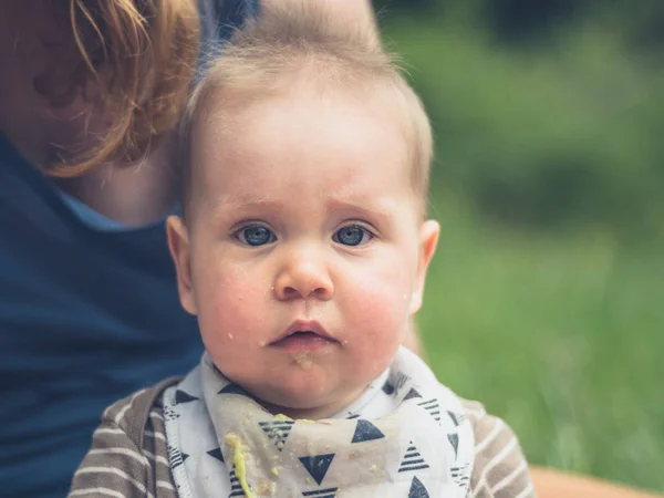 Söt Liten Baby Sitter Naturen Med Mat Hans Ansikte — Stockfoto