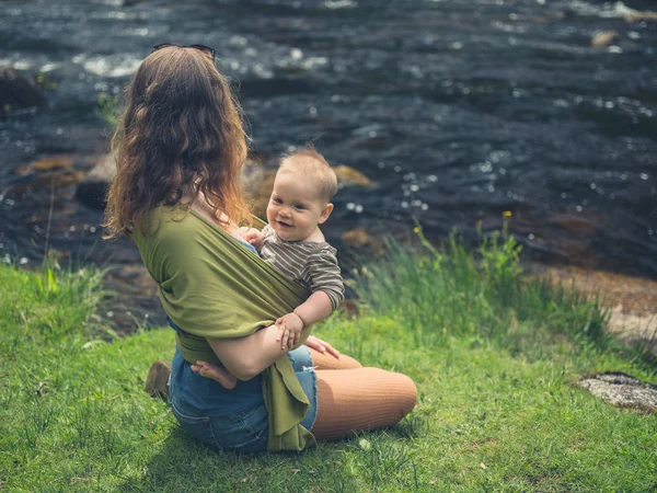 Una Joven Madre Con Bebé Cabestrillo Está Junto Río Naturaleza — Foto de Stock