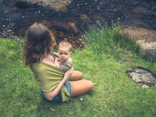 Una Joven Madre Con Bebé Cabestrillo Está Junto Río Naturaleza — Foto de Stock