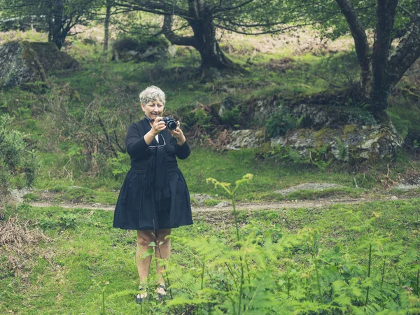 Una Mujer Mayor Está Tomando Fotos Afuera Naturaleza —  Fotos de Stock