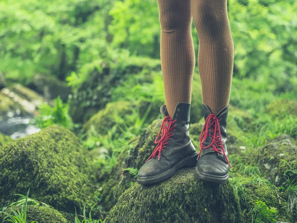 在大自然中穿着登山靴的年轻女子的腿 — 图库照片