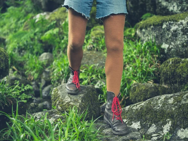 Pernas Uma Jovem Mulher Usando Botas Caminhada Natureza — Fotografia de Stock