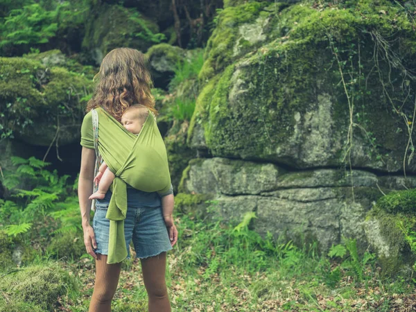 Une Mère Écologiquement Consciente Avec Son Bébé Dans Une Fronde — Photo