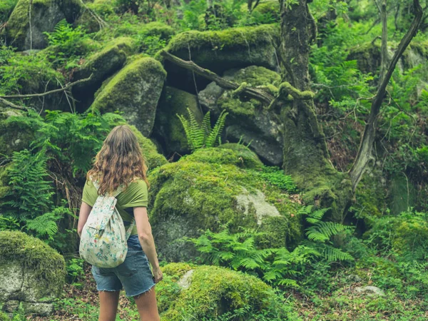 Une Jeune Femme Marche Dans Forêt — Photo