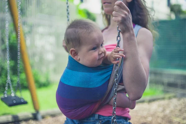 Een Jonge Moeder Zit Een Strop Speeltuin Met Haar Baby — Stockfoto