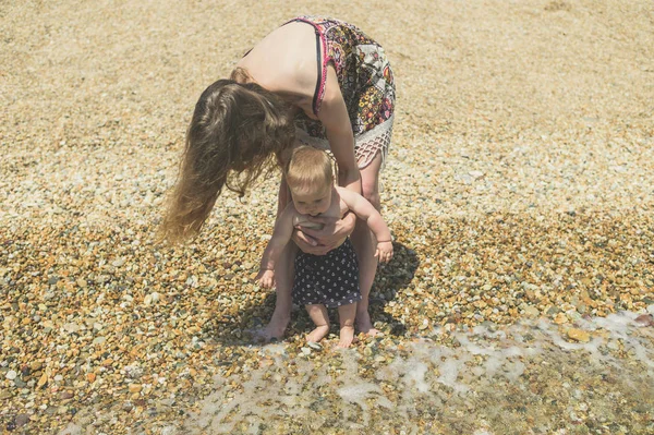 Молода Мати Біля Води Допомагає Своїй Дитині Весло Морі — стокове фото