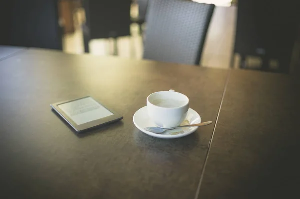 Ein Tablet Und Eine Kaffeetasse Auf Einem Tisch Einem Café — Stockfoto