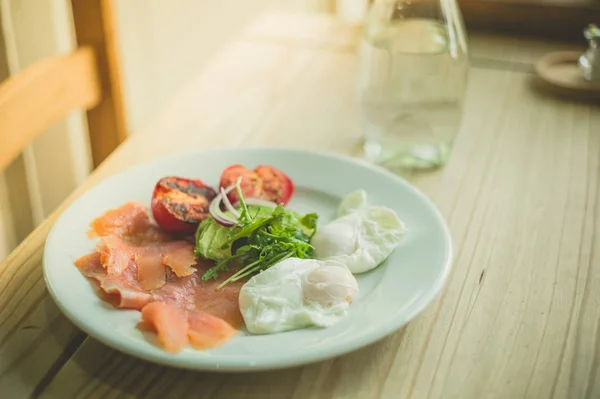 Platta Ett Café Med Lax Ägg Och Sallad — Stockfoto