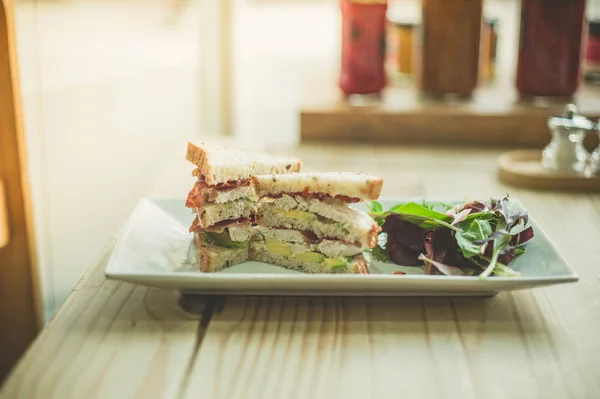 Plato Una Mesa Café Con Sándwich Tomate Lechuga Tocino — Foto de Stock