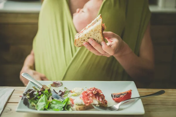 Tânără Mamă Într Cafenea Mănâncă Sandwich Slănină Bebelușul Care Doarme — Fotografie, imagine de stoc