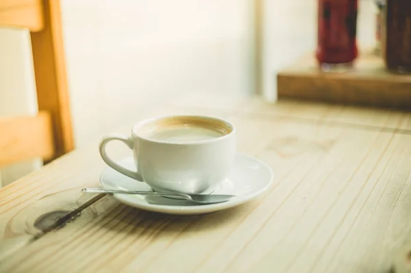 Een Kopje Koffie Een Tafel Bij Het Raam Een Café — Stockfoto