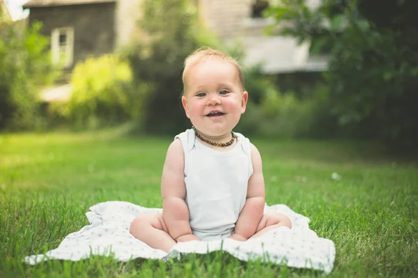 Bebé Lindo Está Sentado Hierba Afuera Parque — Foto de Stock